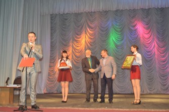 На сцене Н.Н. Дроздов с представителем власти г. Шахты
