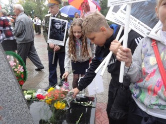 Возложение цветов к мемориалу